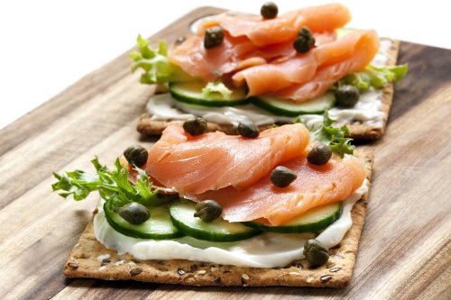 Crispbread with smoked salmon, capers, cucumber, lettuce and cream cheese