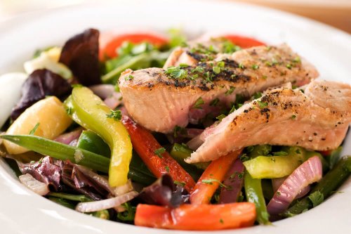 Grilled tuna steak with vegetables and salad