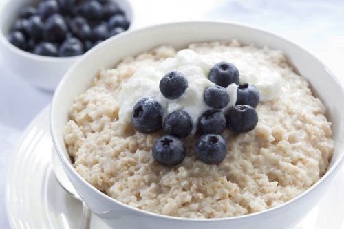 Porridge oats topped with greek yogurt and blueberries