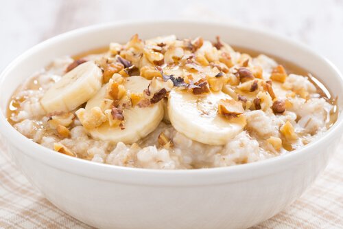 Porridge oats with banana, honey and walnuts