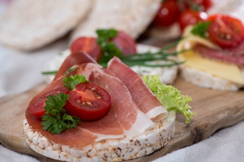 Rice cakes with fresh ham, tomatoes and coriander