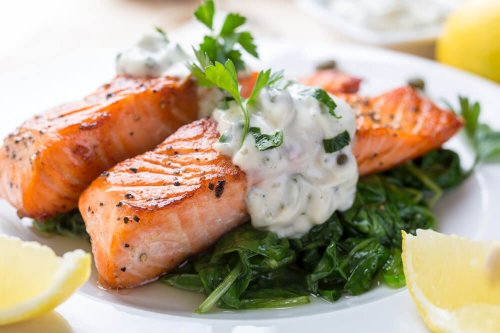 Salmon with spinach, tartare sauce and lemon wedges